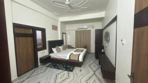 a bedroom with a bed in a room at Airways Inn in Tikri Kalān