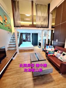 Una cama o camas en una habitación de Pink Bubbles溫泉屋樓中樓