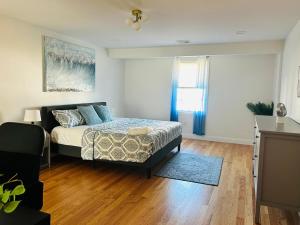 ein Schlafzimmer mit einem Bett in einem Zimmer in der Unterkunft Luxury 3-Bedroom House You Won't Want to Miss! in Randolph