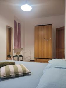 une chambre avec un lit et une armoire en bois dans l'établissement Da Sergio appartamento intero, à Belgioioso