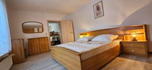 En eller flere senge i et værelse på Ferienhaus Rosengarten + 6 billeder