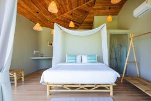 een slaapkamer met een bed en een houten plafond bij Villa Akwaba, Carbana Lodge, Koh Samui in Hua Thanon Beach +80 foto's