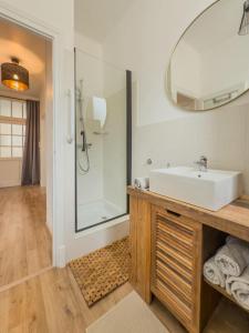 een badkamer met wastafel en douche met spiegel bij Loft Parking included in Metz