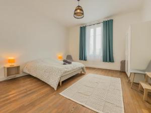 een witte slaapkamer met een bed en een raam bij Loft Parking included in Metz