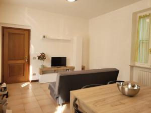 un salon avec une table et une télévision dans l'établissement Da Sergio appartamento intero, à Belgioioso