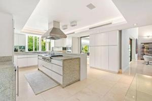 Η κουζίνα ή μικρή κουζίνα στο 5 BR Villa Coqui in DBE with Private Pool