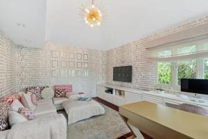 Μια τηλεόραση ή/και κέντρο ψυχαγωγίας στο 5 BR Villa Coqui in DBE with Private Pool