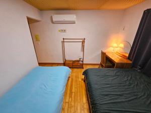 Postel nebo postele na pokoji v ubytování Tongyeong One Guesthouse