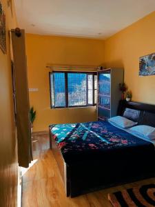 una camera da letto con un letto grande in una stanza di Asha's homestay a Rāmgarh