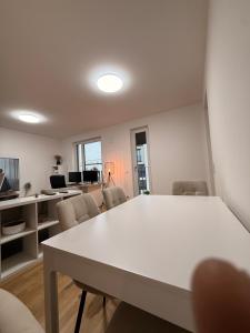 Kuchyň nebo kuchyňský kout v ubytování Precious Airport Stay