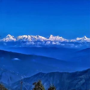 vista su una catena montuosa con montagne innevate di Asha's homestay a Rāmgarh Altre 19 foto
