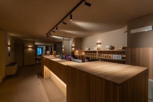 un restaurante con una larga barra en una habitación en Garibaldi Palace, en Milán