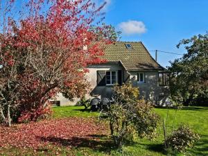 Gîte Le p'tit nid de Montachon, Saulieu, Morvan في Saint-Didier: منزل أمامه شجرة حمراء