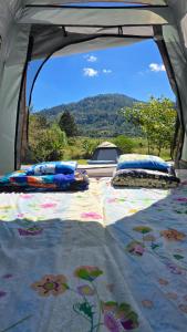 een bed in een tent met uitzicht op een berg bij Phulomnum resort in Khao Kho +12 foto's