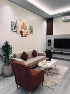 un soggiorno con un divano e un tavolo di شاليه الجنان a á¸¨arÄdÄ« Altre 15 foto