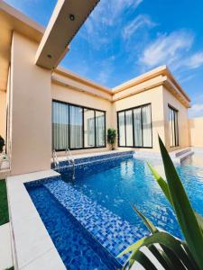 una piscina nel cortile di una casa di شاليه الجنان a á¸¨arÄdÄ«