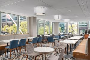 シカゴにあるラ キンタ イン ＆ スイーツ シカゴ ダウンタウンのテーブルと椅子と窓のあるダイニングルーム