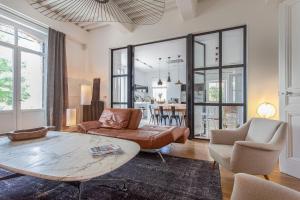 a living room with a coffee table and chairs at Maison TANDEM in Cluny