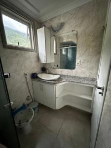 ein Badezimmer mit Waschbecken und Spiegel in der Unterkunft Casa com Belas vistas - Muriqui in Mangaratiba + 11 Fotos