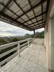 einen Balkon eines Hauses mit Aussicht in der Unterkunft Casa com Belas vistas - Muriqui in Mangaratiba