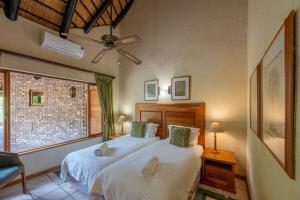 Postel nebo postele na pokoji v ubytování Kruger Park Lodge Unit No 440 + 36 fotografií