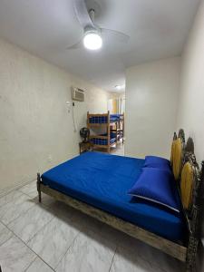 ein Schlafzimmer mit einem großen blauen Bett in einem Zimmer in der Unterkunft Casa com Belas vistas - Muriqui in Mangaratiba