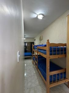 einen Flur mit 2 Etagenbetten in einem Zimmer in der Unterkunft Casa com Belas vistas - Muriqui in Mangaratiba