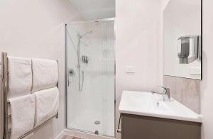 Koupelna v ubytování City life Skytower view with Balcony Famliy Retreat + 36 fotografií