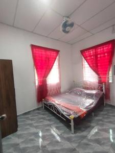 En eller flere senge i et værelse på Homestay Langkawi D'Puteh