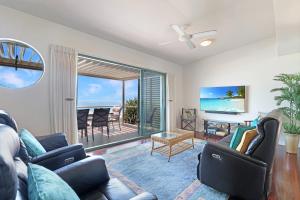 un soggiorno con un divano e un tavolo di Lookout Unit 9 a Point Lookout