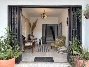 Χώρος καθιστικού στο House 10 minutes from the American consulate WiFi 500 Mbps