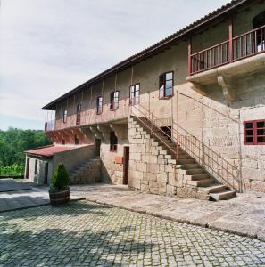 een stenen gebouw met een trap en een trap bij Casa Rural Torre Lombarda in Allariz