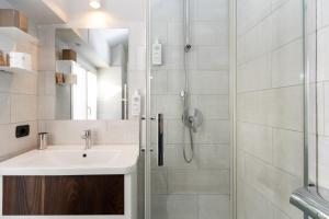 un baño con lavabo y ducha en Garibaldi Palace, en Milán 53 fotos más