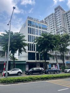 Khách sạn Anh Đức 1 في Ga Phú Văn: مجموعة من السيارات متوقفة أمام مبنى