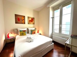 ein Schlafzimmer mit einem Bett, auf dem ein Teddybär liegt in der Unterkunft Rose 2 duplex-clim-plage in Menton