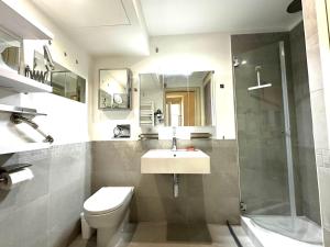 ein Badezimmer mit Waschbecken, Toilette und Dusche in der Unterkunft Rose 2 duplex-clim-plage in Menton