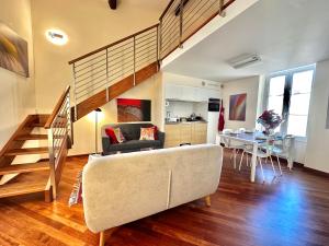 ein Wohnzimmer mit Sofa und Tisch in der Unterkunft Rose 2 duplex-clim-plage in Menton