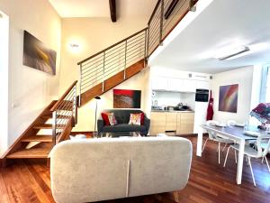 ein Wohnzimmer mit Sofa und Tisch in der Unterkunft Rose 2 duplex-clim-plage in Menton + 21 Fotos