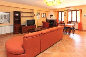 a living room with a couch and a table at Villa Eleanto in Cefalù