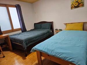 Postel nebo postele na pokoji v ubytování Tongyeong One Guesthouse
