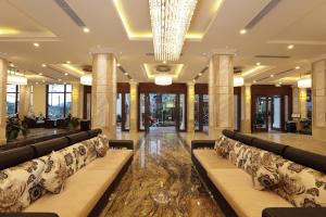 un vestíbulo con una fila de asientos en un edificio en Sapa Legend Hotel & Spa, en Sa Pa
