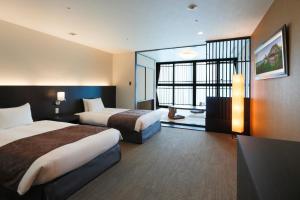 京都的住宿－京都塔酒店，酒店客房设有两张床和大窗户。