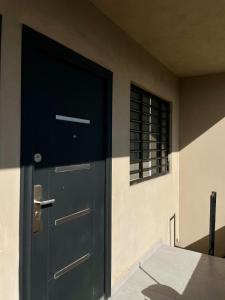 een zwarte deur in een kamer met een raam bij Departamento Céntrico in Monterrey +4 foto's