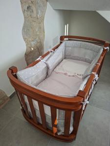 Кровать или кровати в номере SantAntioco Red Apartment with 2-Way Air Con