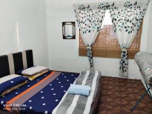 Postel nebo postele na pokoji v ubytování MKF Homestay, Taman Mutiara