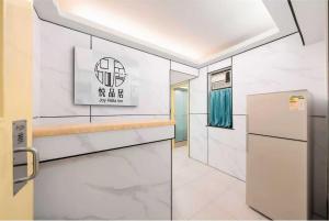 un dibujo de una cocina con nevera en Joy Hella Inn, en Hong Kong