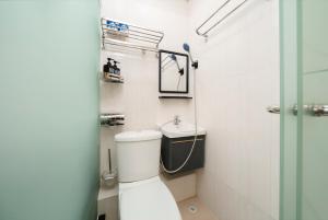 un baño con inodoro y lavabo en Joy Hella Inn, en Hong Kong