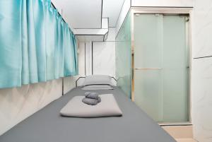 Una habitación con una cama con una toalla encima. en Joy Hella Inn, en Hong Kong