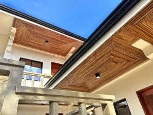 una habitación con techos con paneles de madera en Solana Inn El Nido, en El Nido 5 fotos más