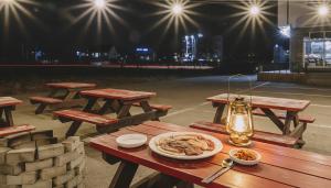 ein Picknicktisch mit einem Teller mit Essen darauf in der Unterkunft Gangneung Basecamp Pension in Gangneung